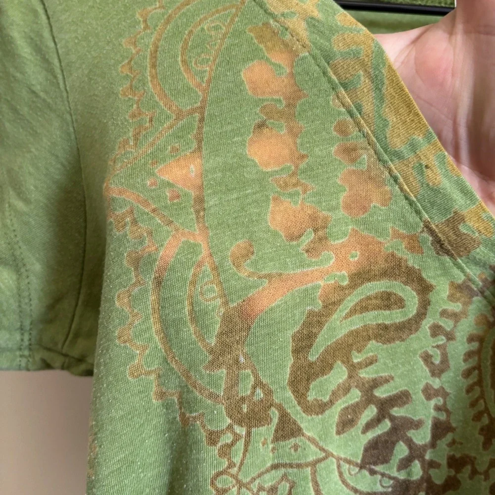 Maurices Womens Green Paisley Graphic V-Neck T-Shirt Size M Boho Short Sleeve